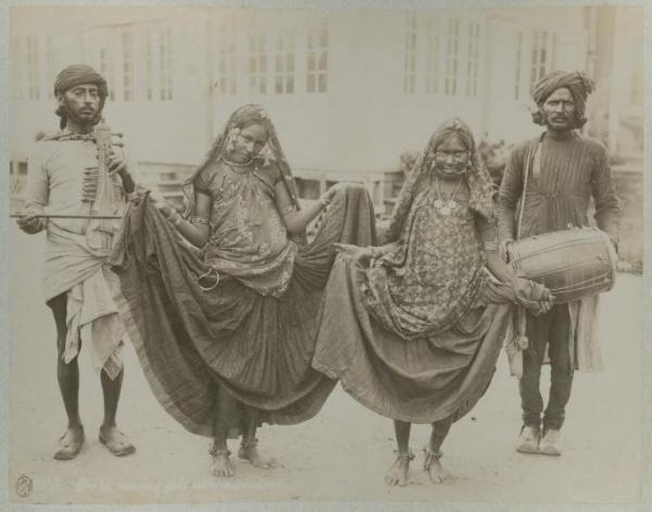 Ritratto di gruppo - Due giovani danzatrici indiane e due musicisti
