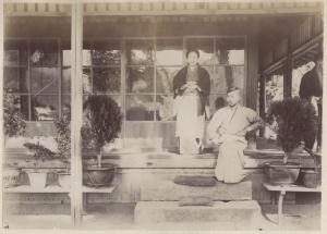 Ritratto di coppia - Un uomo e una donna giapponese in kimono sulla veranda dell'hotel Moji