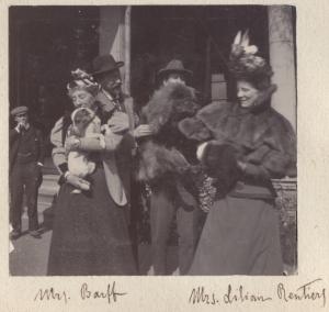 Ritratto di gruppo - Signora Barff - Lilian Rentiers - Due uomini - Cani