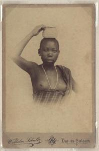 Ritratto di donna - Giovane Swahili - Seno scoperto - Piccolo cesto in testa