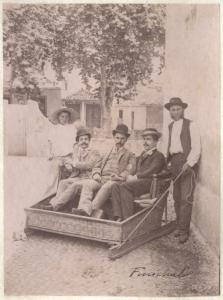 Ritratto di gruppo - Tre uomini seduti su una slitta con pattini - Contadino