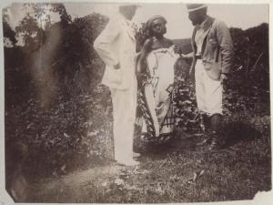 Ritratto di gruppo - Una donna africana in pareo - Due uomini europei