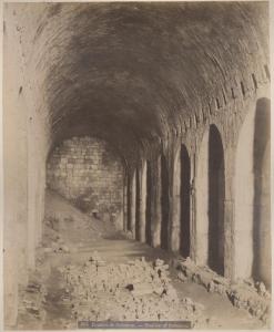 Israele - Gerusalemme - Monte del Tempio - Stalle di Salomone - Galleria con archi - Macerie