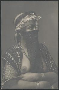 Ritratto - Giovane donna egiziana dal volto velato e a seno nudo - Velo - Copricapo