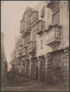 Egitto - Il Cairo - Centro storico - Quartiere Touloun - Una strada - Abitazioni - Balcone ligneo aggettante detto moucharabia