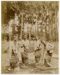 Ritratto di gruppo - Quattro giovani danzatrici birmane - Myanmar