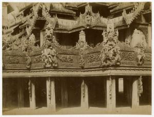 Myanmar - Mandalay - Kyoung dorato della Regina - Esterno - Balconata - Intaglio in teak dorato