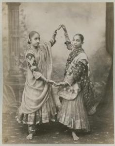 Ritratto di gruppo - Due ragazze - Giovani danzatrici indiane dello stile Nautch