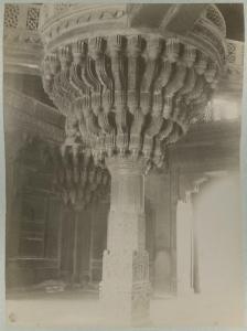 India - Agra - Forte Rosso- Palazzo per le udienze private - Diwan-i-khas - Interno - Pilastro centrale decorato