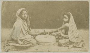 Scena di genere - Due donne indiane intente alla macina