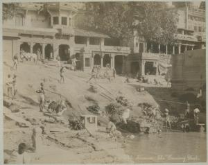 India - Varanasi (già Benares) - Fiume Gange - Scalinata - Ghat - Luoghi per la cremazione dei cadaveri - Preparazione della pira funebre