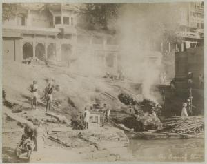 India - Varanasi (già Benares) - Fiume Gange - Scalinata - Ghat - Luoghi per la cremazione dei cadaveri - Pira funebre