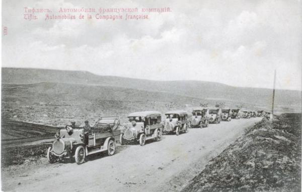 Russia (ora Georgia) - Tiflis (ora Tbilisi) - Fila di automobili della Compagnia Francese in marcia