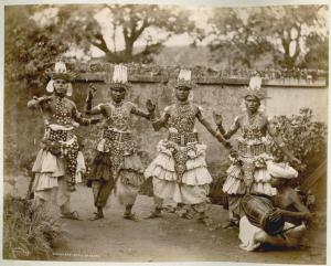 Ritratto di gruppo - Quattro danzatori rituali cingalesi - Un musicista
