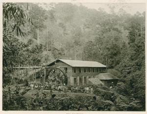 Sri Lanka (già Ceylon) - Collina - Piantagione di té - Edificio - Manifattura di té - Esterno - Ruota per il mulino