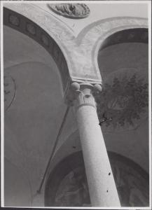 Pavia - Monastero di S. Felice - Chiostro - Capitello e decorazione pittorica