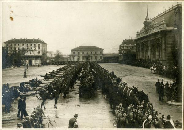 Milano - Piazzale della Stazione Centrale - schieramento militare per l'arrivo di S. M. il Re d'Italia Vittorio Emanuele III in vista dell'inaugurazione della Fiera Campionaria