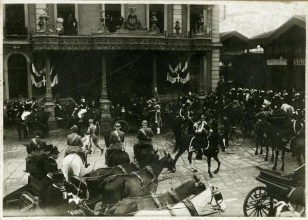 Milano - Stazione Centrale - Berline e ufficiali a cavallo in attesa dell'arrivo di S. M. il Re d'Italia Vittorio Emanuele III per l'inaugurazione della Fiera Campionaria