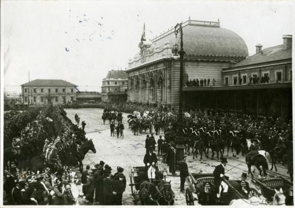 Milano - Piazzale della Stazione Centrale - Schieramento delle truppe per l'arrivo di S. M. il Re d'Italia Vittorio Emanuele III in vista dell'inaugurazione della Fiera Campionaria