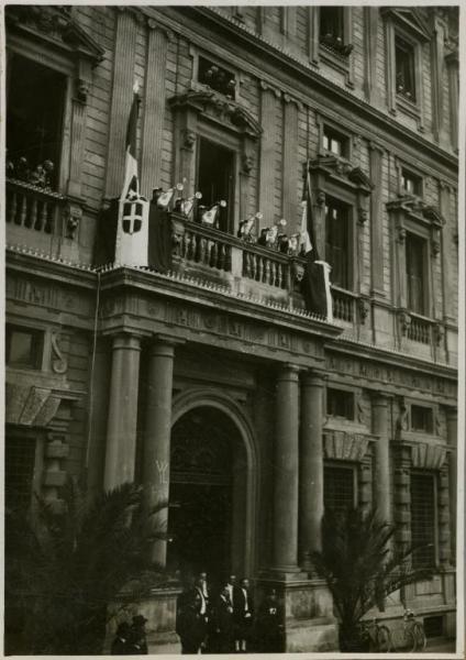 Milano - Palazzo Marino - Araldi con trombe in occasione dell'arrivo di S. M. il Re d'Italia Vittorio Emanuele III per l'inaugurazione della Fiera Campionaria