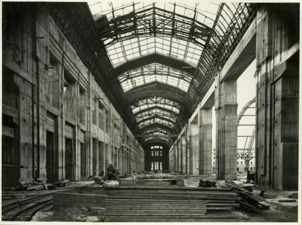 Milano - Stazione Centrale - Costruzione del fabbricato principale - Lavori in corso - Galleria di testa