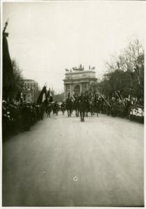 Milano - Arco della Pace - Sfilata associazioni cittadine in occasione dell'arrivo di S. M. il Re d'Italia Vittorio Emanuele III per l'inaugurazione della Fiera Campionaria
