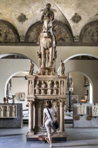 Milano - Castello Sforzesco - Museo d'Arte Antica - "Monumeto Sepolcrale di Bernabò Visconti" di Bonino da Campione - XIV sec.