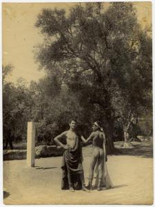 Due nudi maschili drappeggiati all'antica, uno di fronte e l'altro di spalle