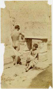 Due nudi maschili drappeggiati, uno seduto e l'altro in piedi di spalle