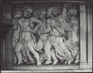 Prato - Duomo. Facciata esterna, Donatello, particolare di una formella del parapetto del pergamo del Sacro Cingolo (1428).