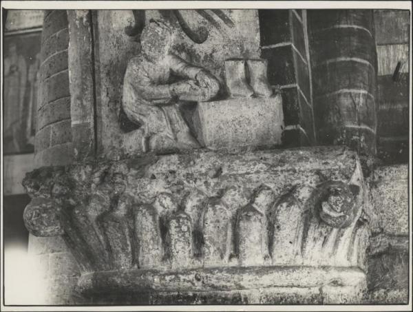 Capitello - Elementi vegetali e figura di artigiano - Lodi Vecchio - Basilica di S. Bassiano - Navata centrale