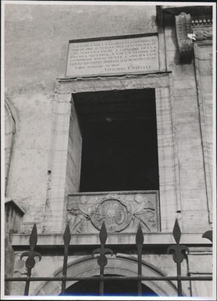 Mantova - Chiesa di San Sebastiano (o Famedio) - Facciata - Finestra del loggiato
