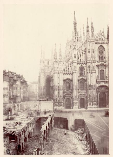 Milano - Piazza Duomo - Cantiere - Demolizione del Coperto dei Figini