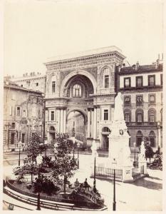 Milano - Piazza della Scala - Arco d'ingresso alla Galleria Vittorio Emanuele II - Monumento a Leonardo da Vinci di pietro Magni - prototipo in gesso