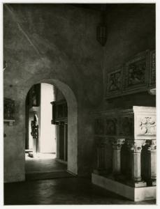 Milano - Castello Sforzesco - Musei Civici - Museo d'Arte Antica - Sala 3 già Cappella di S. Donato - Allestimento Baroni (1948-1953) - Monumento funebre di Regina della Scala