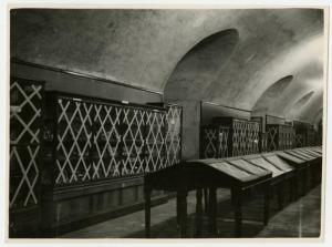 Milano - Castello Sforzesco - Sotterranei - Ricovero vetrine con porcellane, ceramiche, maioliche, durante i bombardamenti della II Guerra Mondiale