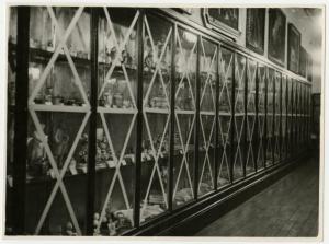 Milano - Castello Sforzesco - Sotterranei - Ricovero vetrine con porcellane, ceramiche, maioliche, durante i bombardamenti della II Guerra Mondiale