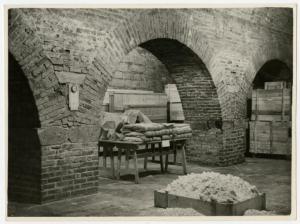 Milano - Castello Sforzesco - Magazzini sotterranei - Ricovero opere d'arte durante la Seconda Guerra Mondiale o subito dopo - Opere imballate in casse di legno