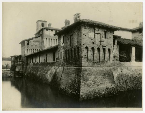 Pagazzano - Castello Visconteo - Torre nord-ovest e fossato