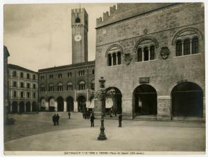Treviso - Piazza dei Signori - Palazzo dei Trecento e Palazzo del Podestà con la torre Civica