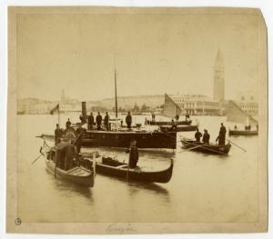 Venezia - Laguna - Battello a vapore "Pietro Paleocapa", gondole e altre imbarcazioni con uomini della Marina di fronte a Piazzetta San Marco