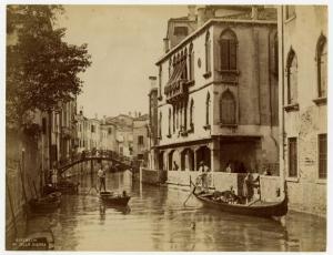 Venezia - Rio della Guerra - Canale, imbarcazioni e abitazioni