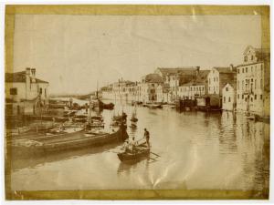 Venezia - Canale con imbarcazioni e laguna