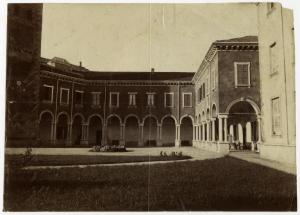 Cremella - Villa Sessa, già Vassalli e Kramer, ex Monastero - Cortile e torre quadrata - Particolare