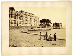 Napoli - Chiatamone - Spiaggia con alcuni bagnanti e Castel dell'Ovo