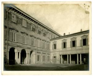Lainate - Villa Weill Weiss, oggi Villa Visconti Borromeo Arese Litta - Cortile Nobile