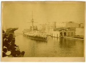 Taranto - Ponte di San Francesco di Paola e Castello Aragonese - Ingresso nel Mar Piccolo di un piroscafo della marina militare