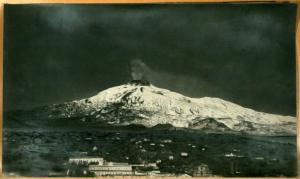 Catania - Veduta dell'Etna in eruzione