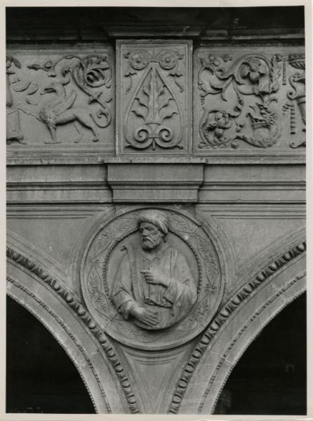 Milano - bombardamenti 1943 - Ca' Granda (ex Ospedale Maggiore) - Portico Amadeo - tondo con busto raffigurante il personaggio biblico Giuseppe (Ioseph)