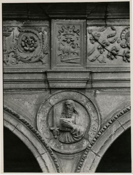 Milano - bombardamenti 1943 - Ca' Granda (ex Ospedale Maggiore) - Portico Amadeo - tondo con busto raffigurante San Paolo